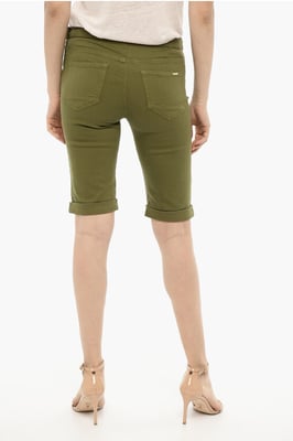 Shorts con dobladillo y cierre dorado en verde