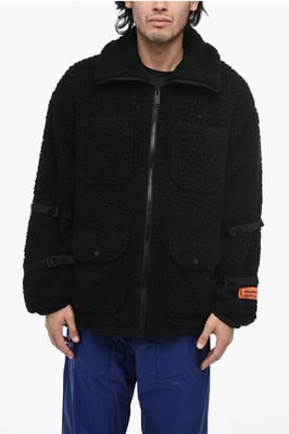 Chaqueta polar con logotipo y detalle de hebilla en negro