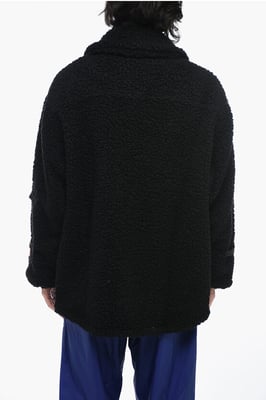 Chaqueta polar con logotipo y detalle de hebilla en negro