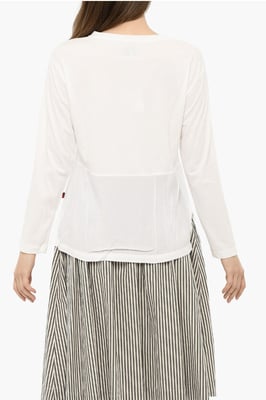 Camiseta de cuello redondo con bolsillo en el pecho y abertura lateral en color blanco
