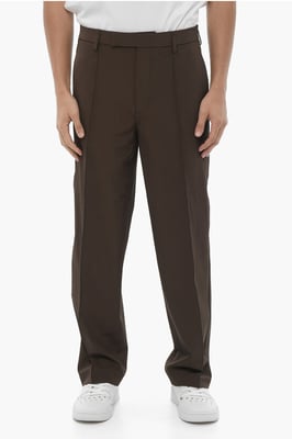 Pantalones rectos ajustados con pinzas en marrón