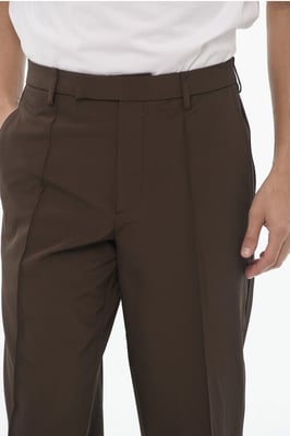 Pantalones rectos ajustados con pinzas en marrón