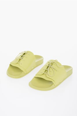 Sandalias de goma con detalle de cordones en verde