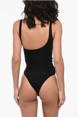 Traje de baño de una pieza con cortes en negro