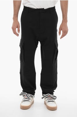 Pantalones deportivos cargo de color liso con bordado en contraste en negro