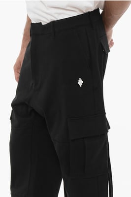 Pantalones deportivos cargo de color liso con bordado en contraste en negro