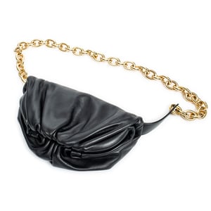 Bottega Veneta Pouch Chain Belt Bag  en Negro Piel de becerro