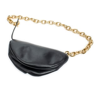 Bottega Veneta Pouch Chain Belt Bag  en Negro Piel de becerro