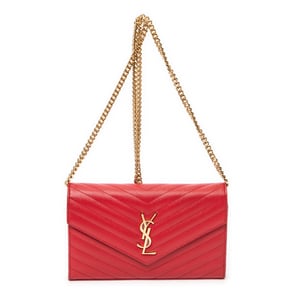 Yves Saint Laurent Classic Cassandre Chain Wallet  en Rojo Piel de becerro