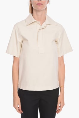 Blusa de algodón de manga corta con botones ocultos en color blanco