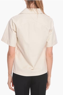 Blusa de algodón de manga corta con botones ocultos en color blanco