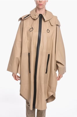 Impermeable de cuero con mangas de murciélago en beige