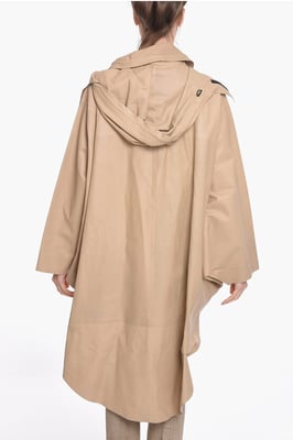 Impermeable de cuero con mangas de murciélago en beige