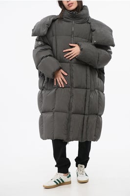 Chaqueta maxi acolchada de plumón MM6 con capucha extraíble en gris