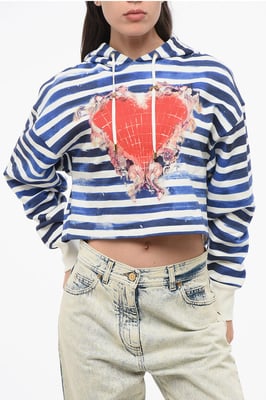 Sudadera corta con capucha de rayas bicolor con estampado de corazones en blanco y azul
