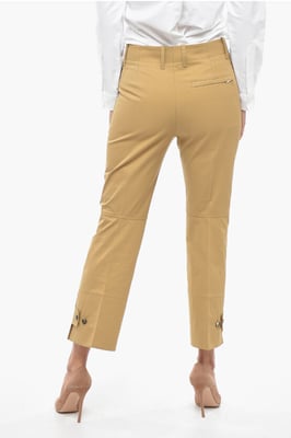 Pantalones de algodón con pliegues delanteros y corte cónico en marrón