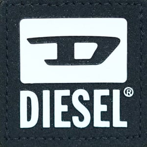 Camiseta Negra Con Parche Pequeño De Diesel Y Caviar