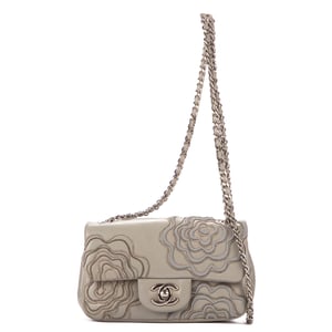 Chanel Timeless Flowers Embroidered Mini en Gris claro Piel de becerro