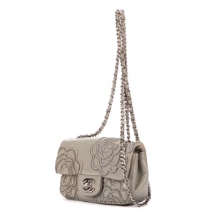 Chanel Timeless Flowers Embroidered Mini en Gris claro Piel de becerro
