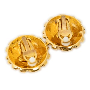 Chanel CC Round Clip On Earrings  en Oro Acero inoxidable sin níquel