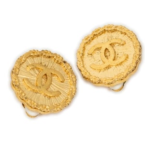 Chanel CC Round Clip On Earrings  en Oro Acero inoxidable sin níquel