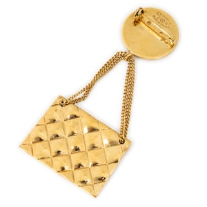 Chanel CC Quilted Flap Brooch  en Oro Acero inoxidable sin níquel