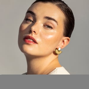 Pendientes Luxenter en madreperla blanca terminados en oro amarillo de 18 quilates - Phieo