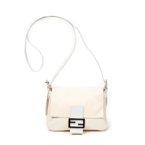 Fendi Flap Crossbody  en Marfil/Blanco Lienzo