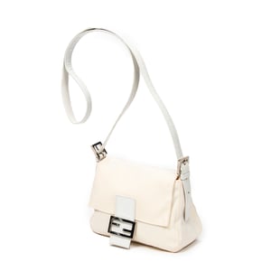 Fendi Flap Crossbody  en Marfil/Blanco Lienzo