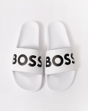 Aryeh Con Sandalias Blancas y Detalle de Gran Logo