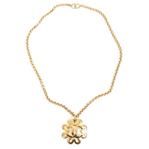 Chanel Large CC Logo Clover Pendant Necklace  en Oro Acero inoxidable sin níquel