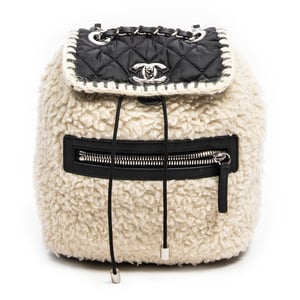 Chanel Coco Neige Flap Backpack  en Marfil/Negro Lienzo