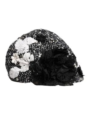 Sombrero cloche de lana negra embellecido con flores blancas