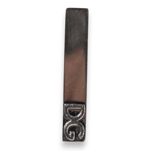 Clip de Corbata de Bronce con Logo en Tono Plateado