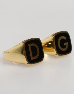 Anillos Ajustables de Latón Real en Tono Dorado con Esmalte Negro 'DG'