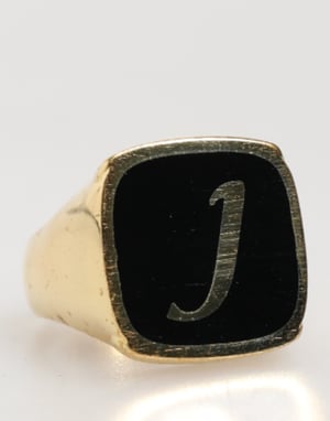 Anillos Ajustables 'J' de Bronce Real con Esmalte Negro en Tonalidad Dorada