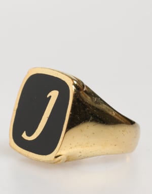 Anillos Ajustables 'J' de Bronce Real con Esmalte Negro en Tonalidad Dorada