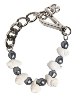 Pulsera con colgante de concha y logo DG de cuentas de latón en tono plateado
