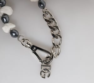 Pulsera con colgante de concha y logo DG de cuentas de latón en tono plateado