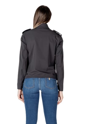 Chaqueta ligera con cuello