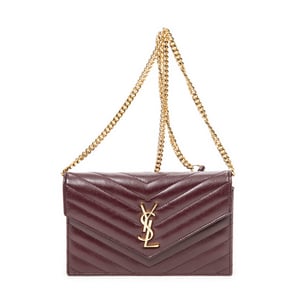 Yves Saint Laurent Cassandre Envelope Chain Wallet  en Borgoña Cuero de ternero