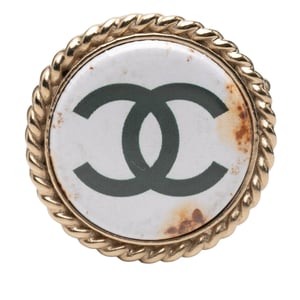Broche de pin chapado en oro de resina Cc de segunda mano