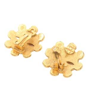 Pendientes de clip florales de CC chapados en oro de segunda mano