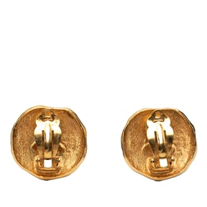 Pendientes de clip en forma de logo y león chapados en oro de segunda mano