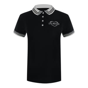 Polo Negro Con Logo De Corazón Plateado De Love Moschino