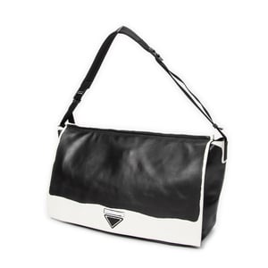 Prada Large Flap Messenger  en  negro Cuero de ternero