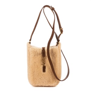 Yves Saint Laurent 5 à 7 Shearling Bucket Mini en  beige Cuero de becerro