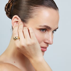 Anillo Luxenter de Aleación de Metal y Circonita Brillante acabado en oro amarillo de 18k - Juini
