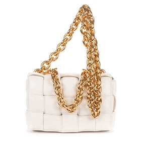 Bottega Veneta Padded Casette Chain Crossbody  en  marfil Cuero de ternero