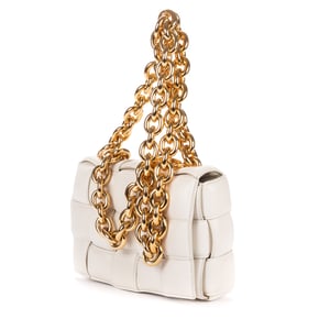 Bottega Veneta Padded Casette Chain Crossbody  en  marfil Cuero de ternero